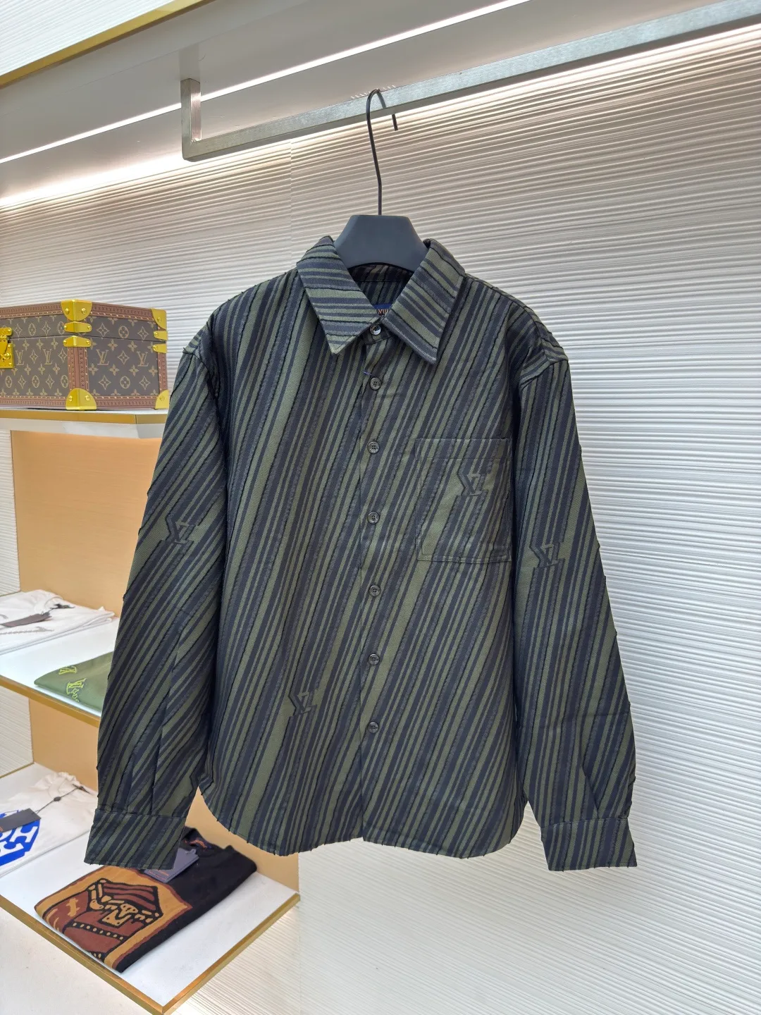 LOUIS VUITTON diagonal cut letter shirt ●Original version: Purchased and developed for 11900 ●Item number: 1680694-B90 ●Fabric: yarn-dyed rayon twill fabric ●Technology: jacquard production ●Version: fitted version ●Weight: about 570 grams ●Size: XS-S-M-L ●Description: The fabric is made of yarn-dyed rayon twill, with 150D polyester warp + wool-like rayon yarn in the weft. The high-speed rapier jacquard machine is used to weave the gray fabric. The Y-plate is purchased and disassembled to test the yarn parameters. The patterns are drawn manually and the positioning letters are matched. The cloth is recycled and decorated, and the finished product is laid out with cutting and frilling techniques. The front pockets are hand-cut with restored flower positioning letters, the front twill is restored with flowers, and the back panel is completely positioned on the Y version. The entire garment uses more than two meters of fabric for a single piece, which is extremely waste! The overall wiring is straight and delicate, the fabric is comfortable and soft, and the color is consistent without color difference. It can be matched with the same style to create a fashionable look and control various occasions. Customized accessories, complete with three standards, same style for men and women!
